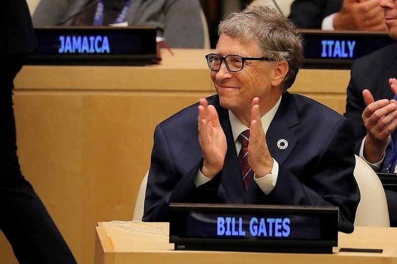 Мужчина, стоящий в очереди за бургером, — Билл Гейтс. Вот как живут по-настоящему богатые люди!