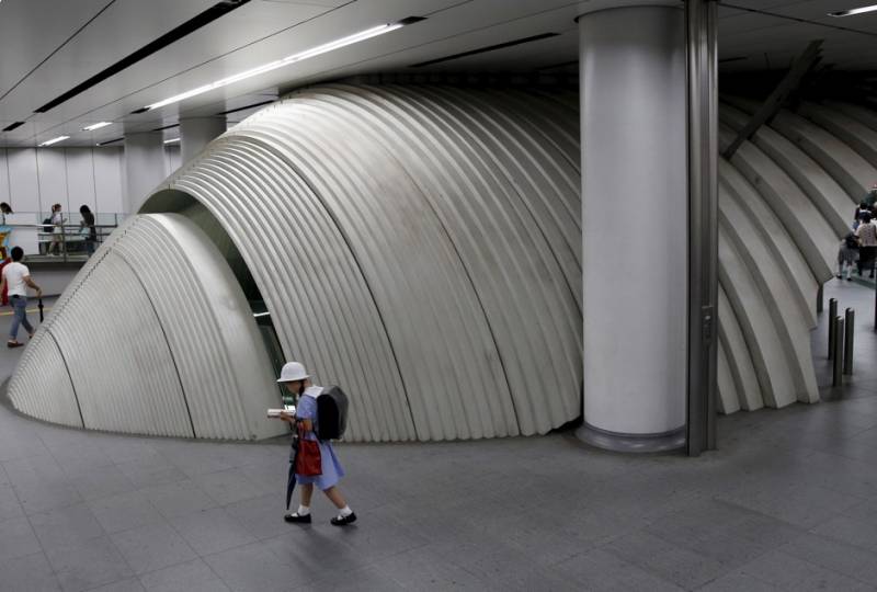 5-летние японские дети сами ездят на метро и убираются в школах. Как так?