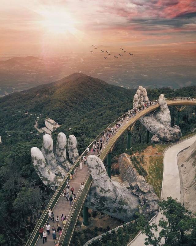 Во Вьетнаме открыли мост, который выглядит так, будто он из ″Властелина колец″