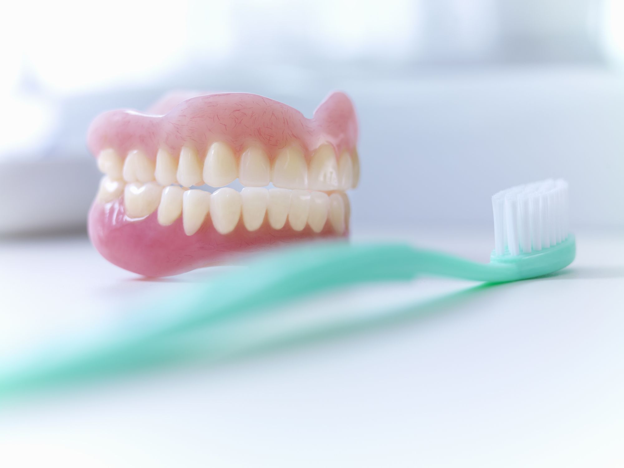 Советы, которые помогут вам привыкнуть к зубным протезам